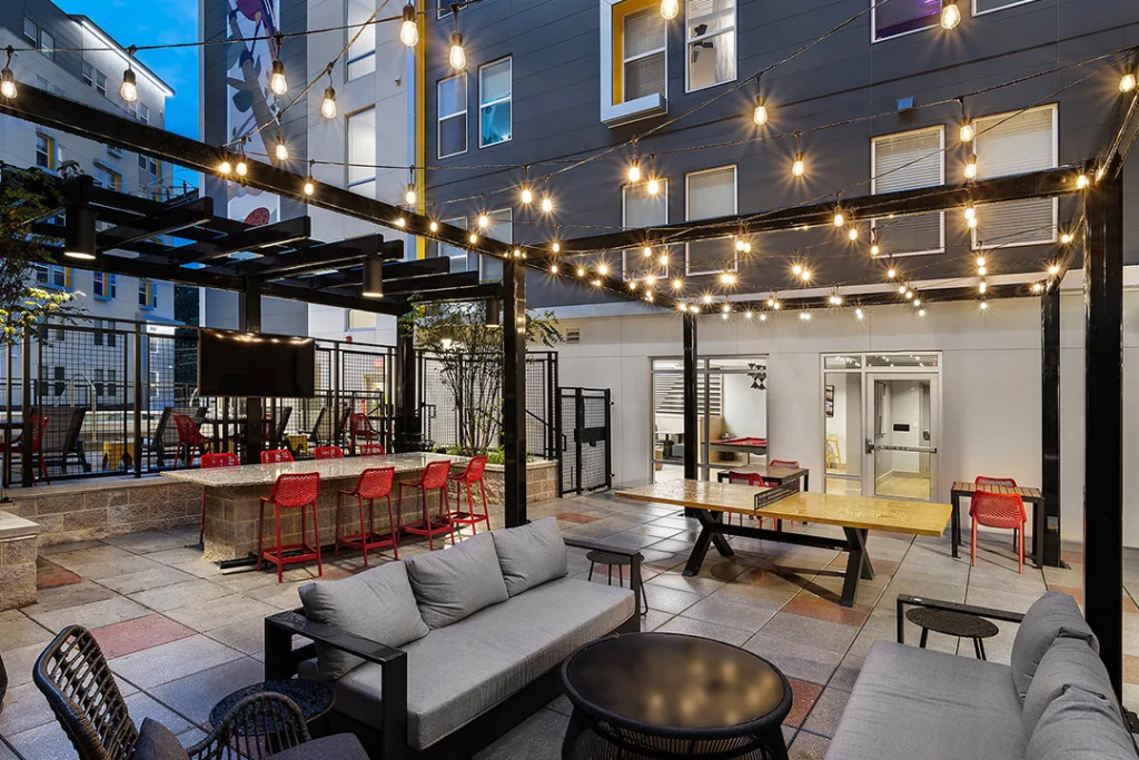 Outdoor courtyard at Aspen Heights.