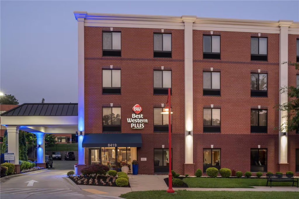 Best Western external, four story view.