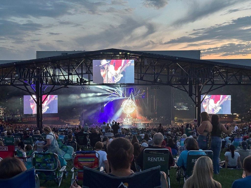 Photo of Jiffy Lube Live, an outdoor concert venue.