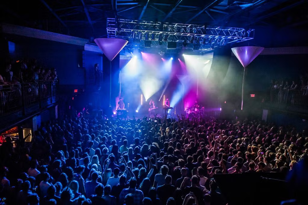 Interior view of the 9:30 club.