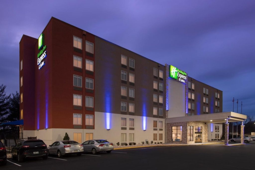 Exterior view of Holiday Inn Express & Suites.